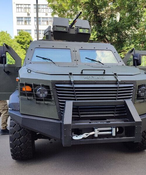 У Харкові військовим передали спеціалізований броньований автомобіль “Козак”