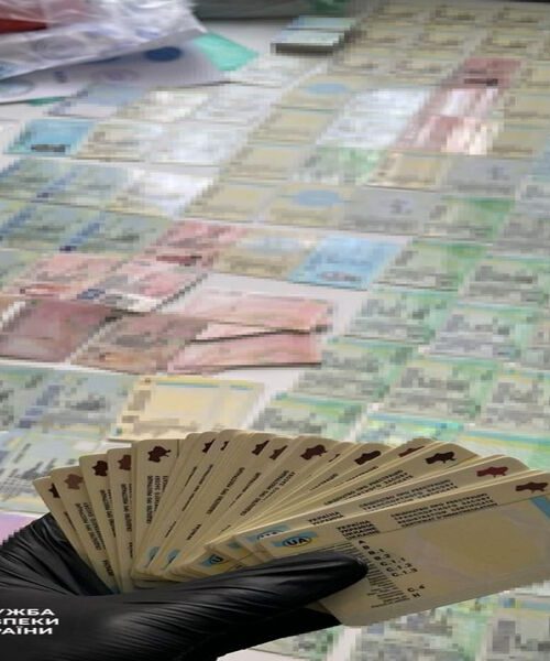 У Києві викрили підпільний «ЦНАП», який продавав фальшиві паспорти та водійські права