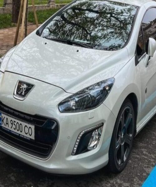 На столичних дорогах помічено рідкісний кабріолет Peugeot