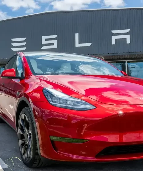 Керівництво Tesla поверне компанії 735 мільйонів доларів