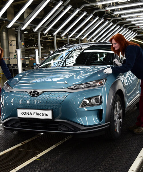 Hyundai вперше дозволив жінкам працювати техніками на корейських заводах
