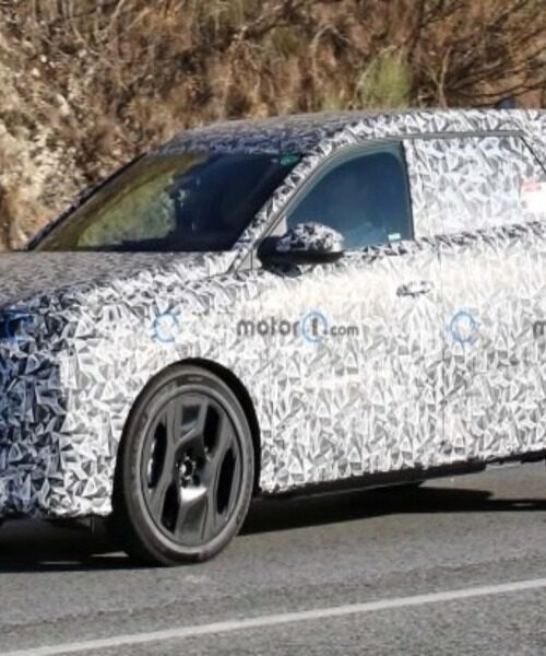 Опублікували шпигунські фото нового кросовера Peugeot E-5008