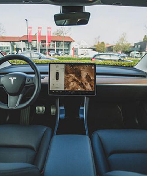 Компанія Tesla заради безпеки почне стежити за водіями електрокарів