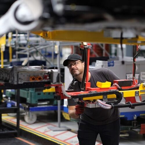 Land Rover відкрив унікальну автолабораторію, яка моделює умови Арктики та пустелі