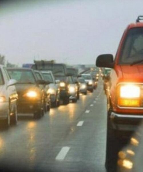 Ближнє світло фар має бути увімкнене завжди – змінили ПДР