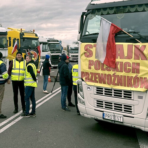 Вже майже три тисячі вантажівок стоять у черзі на кордоні з Польщею
