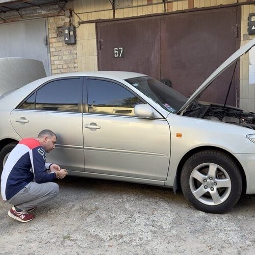 Toyota Camry поїхала після 15 років простою на парковці в Україні