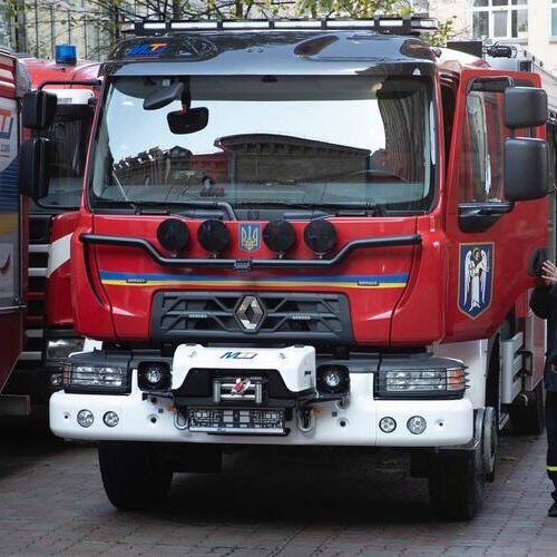 Сьогодні столичні рятувальники отримали ще три сучасні пожежні автомобілі