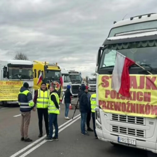 Двадцять замість двохсот авто на добу: польські перевізники попередили, що блокуватимуть кордон і надалі
