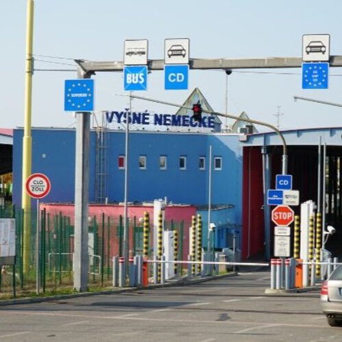 На словацькому кордоні тимчасово розблокували рух вантажівок в Україну