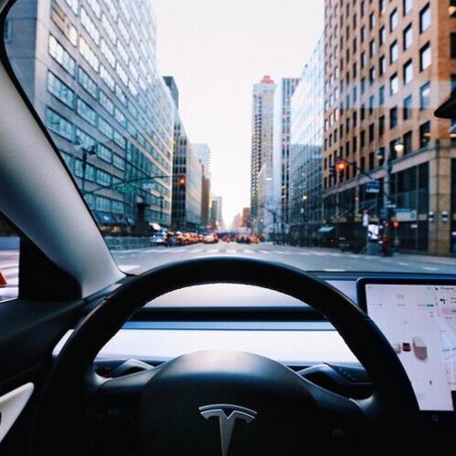 Tesla відкличе 2 млн машин через автопілот