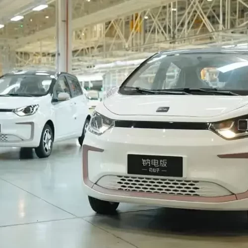 Представлено перший в світі серійний автомобіль із натрій-іонною батареєю