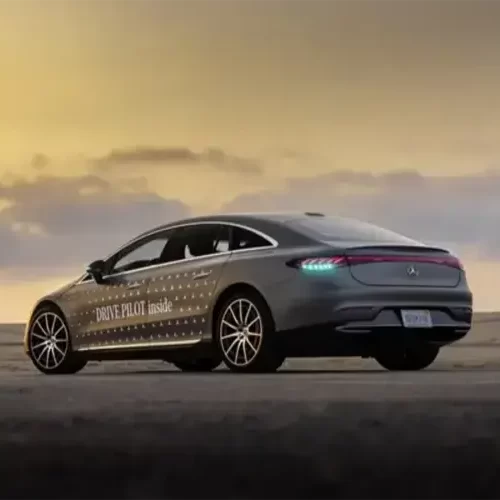 Навіщо Mercedes-Benz бірюзові фари