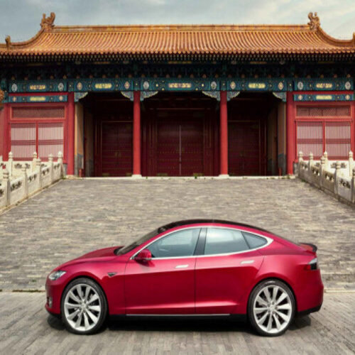 Електромобілі Tesla забороняють у Китаї з міркувань безпеки