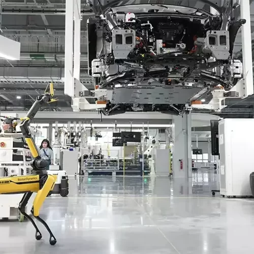 Hyundai показав, як у Сінгапурі роботи складають електромобілі Ioniq 5