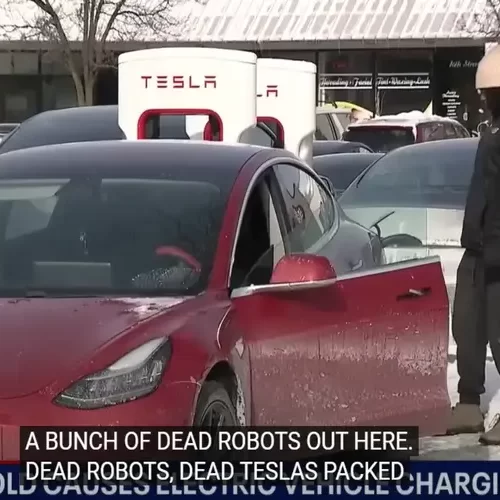 Американці масово залишають новенькі Tesla просто на вулицях