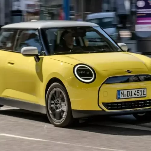 Найдешевший електромобіль Mini Cooper E Classic показали офіційно