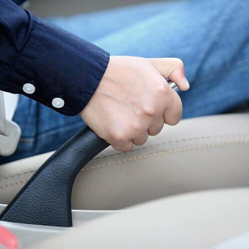 Чи потрібно користуватися ручником в автомобілі з автоматом