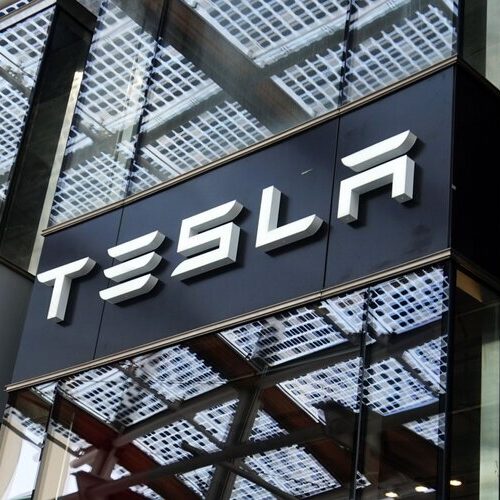 Tesla планує розпочати випуск першого електричного спорткара
