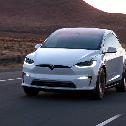 Електромобіль Tesla Model X завіз мільярдерку у озеро, вона загинула