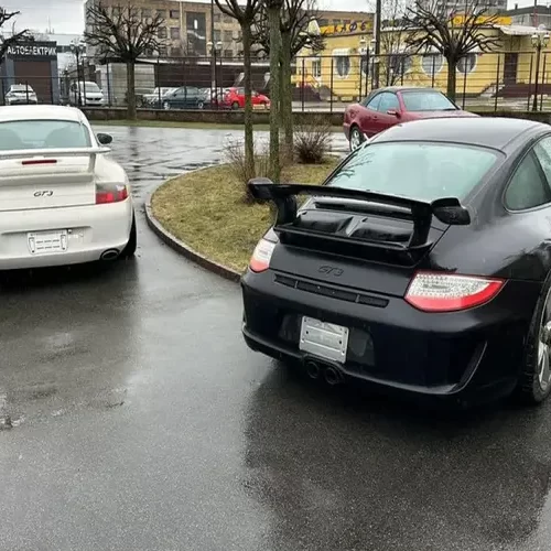 В Україну привезли рідкісні колекційні спорткари Porsche