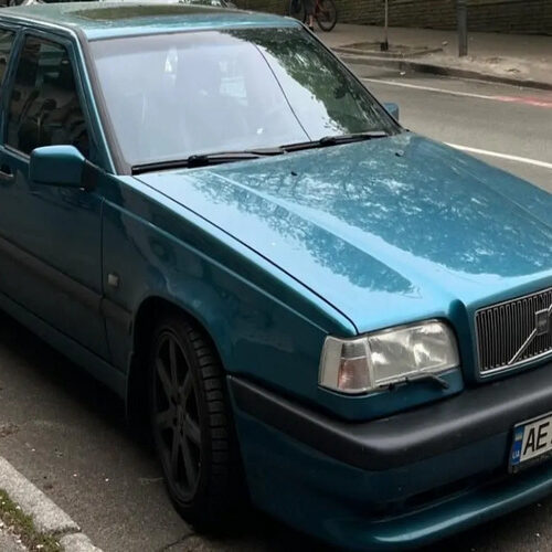 У Києві помітили заряджений Volvo 90-х