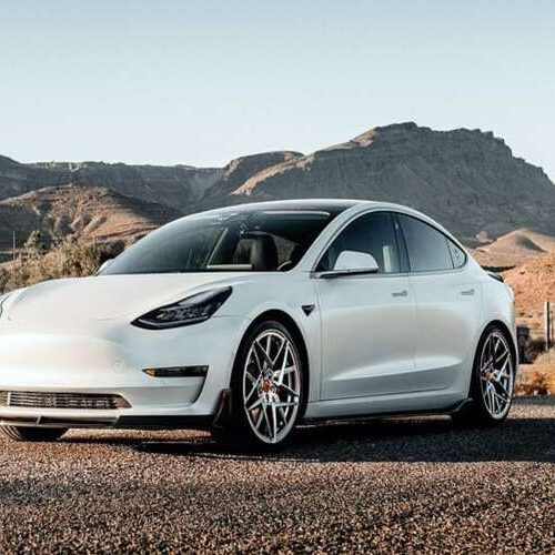 Tesla на третину знизила ціну на автопілот