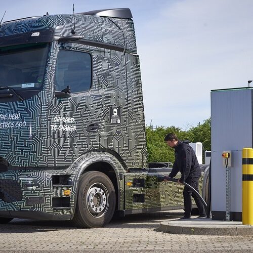 Mercedes-Benz вперше випробував мегаватну зарядну станцію для електровантажівок