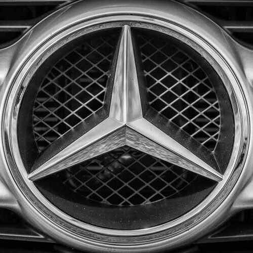 Mercedes відмовляється від повного переходу на електромобілі