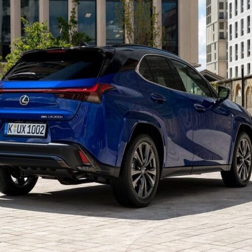 Lexus презентує оновлений гібридний кросовер UX 300h