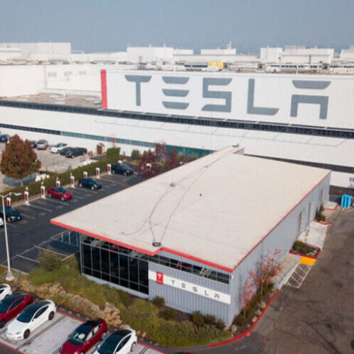 Tesla розпочинає випуск дешевих акумуляторів