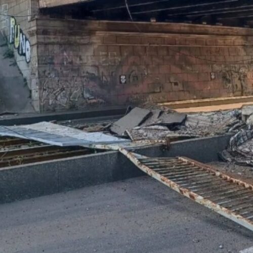 У Києві обвалилася частина Повітрофлотського мосту – затримується транспорт
