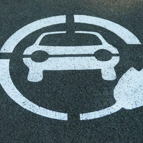 Українці завозять рекордну кількість електрокарів попри відключення світла