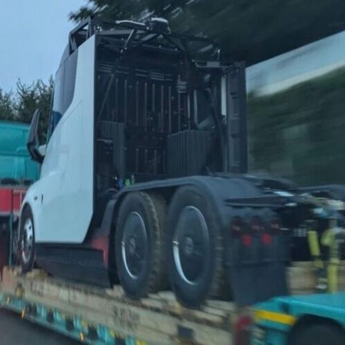 Електричну вантажівку Tesla Semi вперше помітили в Європі