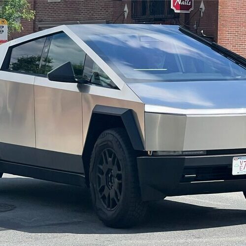 В Україні з’явився перший електричний пікап Tesla Cybertruck