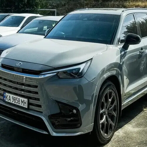 У Києві помітили найбільший і найдорожчий кросовер Lexus (фото)