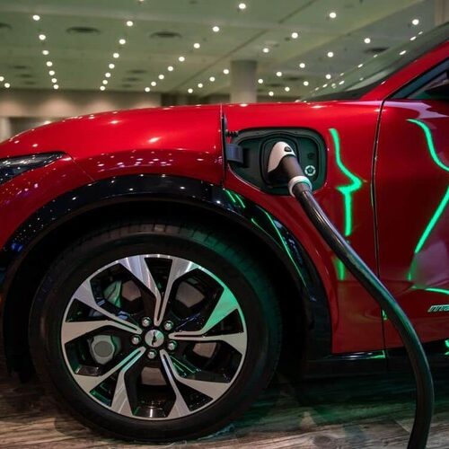 Ford пропонує безкоштовні зарядні пристрої для електромобілів: причина