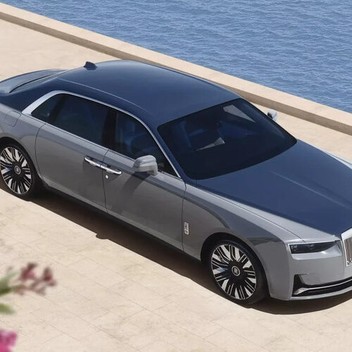 Rolls-Royce представив оновлену версію свого розкішного “Привиду”