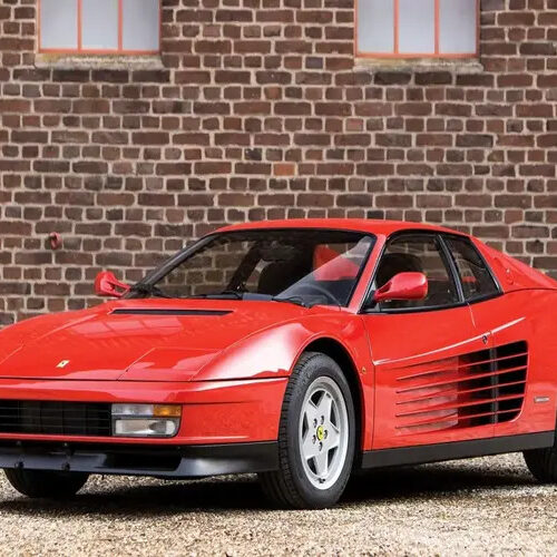 В Україну привезли культовий суперкар Ferrari