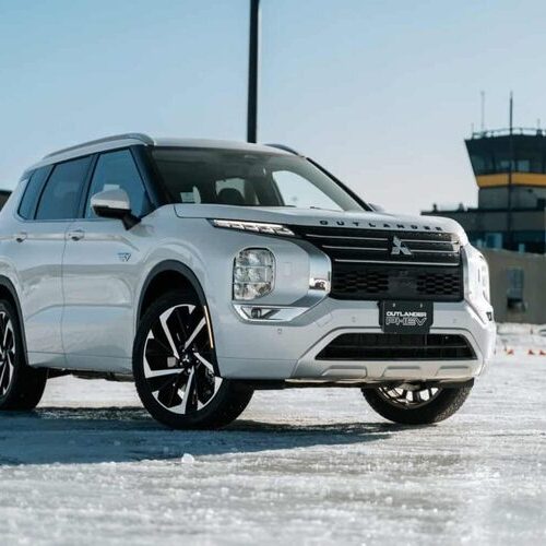 Гібридний кросовер Mitsubishi Outlander користується рекордним попитом