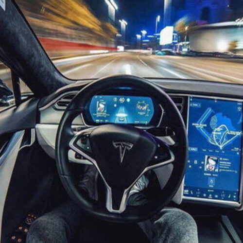 Нові електромобілі Tesla почали масово ламатись