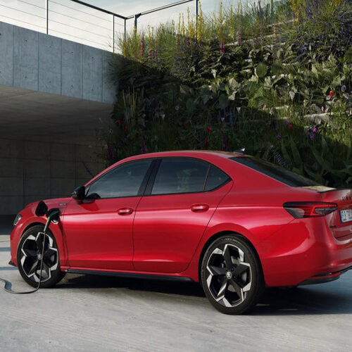 Skoda Superb отримає електрифіковану версію із значним запасом ходу