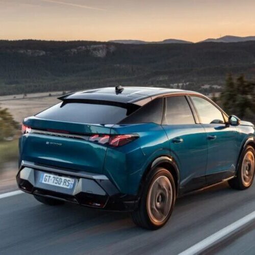 Новий кросовер Peugeot активно розкуповують