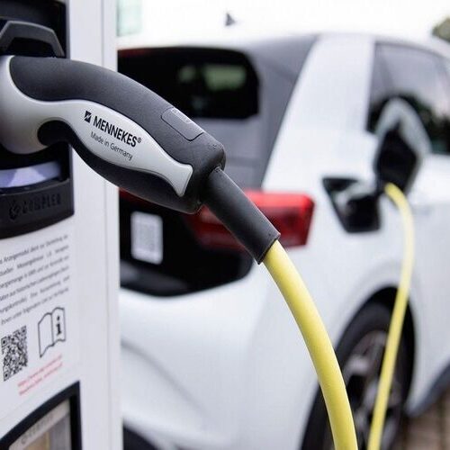 Майже половина німців вважає електромобілі занадто дорогими