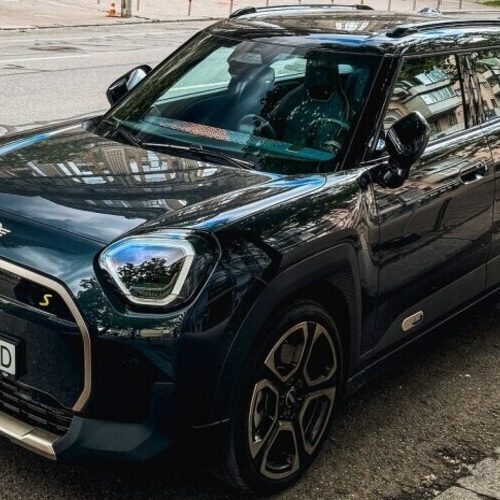 У Києві помітили один із перших компакт-кросоверів Mini Aceman