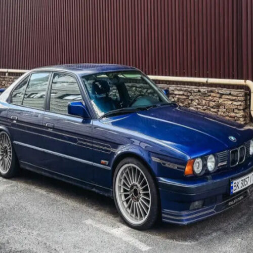 У Києві помітили швидкісний заряджений BMW 90-х (фото)