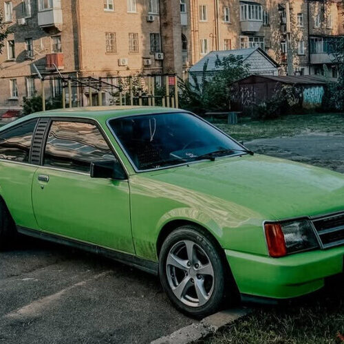 В Києві помітили рідкісне купе Opel Monza A1 (фото)