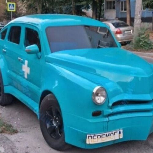 У Дніпрі помічено рідкісний шестиколісний автомобіль під назвою “Перемога”