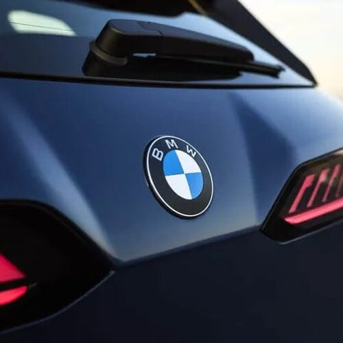 BMW представив оновлену версію своєї культової пропелерної емблеми