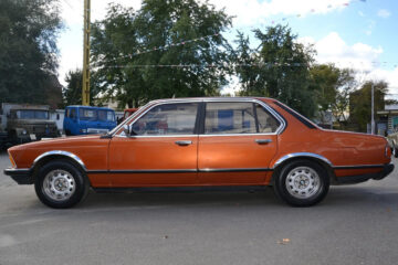 У Києві помітили унікальний 46-річний BMW 728